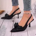 Elegante schwarze spitze Kitten Heels mit Schleife und Fersenriemen Detailaufnahme - Schwarz