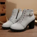 Gros plan de bottines à talons épais gris clair avec une boucle latérale décorative chic. - 35 / Gris