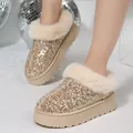 Detalle de botas de nieve con lentejuelas doradas, ribete de piel sintética y plataforma - 36 / Amarillo