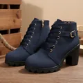 Vue détaillée des bottines bleu marine à talon bloc avec fermeture éclair et boucle déco - 35 / Bleu