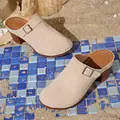 Stijlvolle beige dichte muiltjes voor dames met blokhak en gesp op het strand. - 36 / Beige