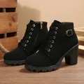 Détail de bottines noires à talons blocs pour femmes avec lacets et fermeture éclair. - 35 / Noir