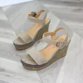 Eleganti sandali con zeppa in pelle scamosciata beige con cinturino alla caviglia regolabile - 34 / Cinturino alla Caviglia / Beige