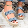Dames plateau sleehak sandalen met denim franjes en geweven espadrille zool voor zomer. - Denim