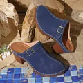 Detailopname van marineblauwe dames muiltjes met gespband en blokhak - 36 / Blauw