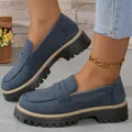 Vue détaillée de mocassins bleu marine mats avec des semelles compensées épaisses - Bleu foncé