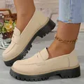 Vue détaillée de mocassins à plateforme beige style britannique avec semelles crantées - Blanc Cassé