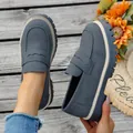 Detailweergave van blauwe matte loafers in Britse stijl met dikke zolen en stiksels - 36 / Blauw