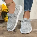 Detailweergave van grijze linnen damesloafers met witte platte zolen aan het model - 36 / Grijs