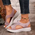 Gros plan de sandales en tricot rose avec strass brillants et semelle compensée blanche - 36 / Rose
