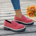 Gedetailleerd overzicht van rode matte loafers met platformzolen op rustieke houten achtergrond - 36 / Rood