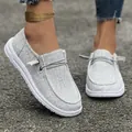 Detailopname van comfortabele grijze canvas instappers voor dames op een buitenpad - 36 / Lichtgrijs