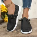 Gedetailleerd close-up van zwarte casual canvas loafers voor dames met witte rubberen zolen - 36 / Zwart