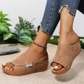 Gedetailleerde opname van bruine peeptoe-sandalen met sleehak en witte stikselaccenten - 36 / Donkerbruin