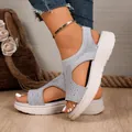 Lässige Mesh-Sandalen mit offenen Zehen, silbernen Strasssteinen und bequemem, flachem Absatz - Grau