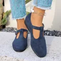 Gedetailleerde weergave van marineblauwe suède platte schoenen met verstelbare T-gesp - 36 / Blauw