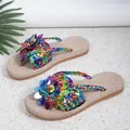 Detailopname van levendige metallic regenboog bloemsandalen met gevlochten bandjes - 36 / Kleurrijk