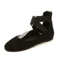 Primo piano di ballerine nere in camoscio con cinturini elastici incrociati - 35 / Nero
