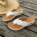Sandalias de cuña blancas para mujer con adornos florale y detalles de diamantes - 36 / Blanco