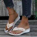 Detailansicht eleganter beigefarbener Keilsandalen mit Strasssteinen und Metallschnalle - 35 / Beige