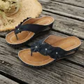 Chanclas con cuña para mujer con flores decorativas sobre fondo de madera rústica - 36 / Azul marino