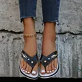 Vue détaillée des tongs à talons compensés noires pour femmes avec décorations métalliques - 35 / Noir