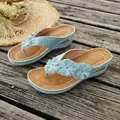 Elegantes chanclas de cuña azules para mujer con flores decorativas y detalles de strass - 36 / Azul cielo