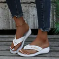 Sommerliche weiße Keil-Zehentrenner mit Metallschnalle und Lochmuster für Damen - 35 / Weiß