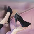 Elegante schwarze spitze Stilettos mit Glitzer-Finish und Strassketten-Dekoration - 34 / Schwarz