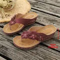 Elegantes chanclas con cuña para mujer en color granate con flores y tacón de plataforma de 6 cm - 36 / Burdeos