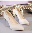 Elegante champagnerfarbene Glitzerpumps mit Pfennigabsatz, Plateau und Strasssteinen - 34 / Gold
