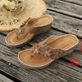 Elegantes sandalias de cuña con flores para mujer en color marrón, tacón cómodo de 6 cm - 36 / Estilo Floral con Cuña / Caqui