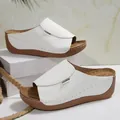 Mules compensées blanches pour femmes avec semelles épaisses et étiquettes de mode décontractées - 36 / Blanc