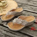 Elegantes chanclas con cuña para mujer con flores decorativas y tacón de 6 cm en beige - 36 / Estilo Floral con Cuña / Gris