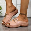 Détail de sandales à talons compensés roses pour femmes avec boucle en métal doré et bout ouvert - Rose Lotus