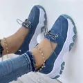 Close-up van blauwe vetersneakers met dikke platformzolen gedragen met jeans - 35 / Blauw