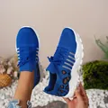 Détail de baskets en maille bleue pour femmes avec un accent léopard tendance au talon - Bleu
