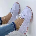 Dichtbij detail van dikke platform sneakers voor dames met witte en roze accenten - 35 / Wit