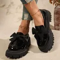 Detailansicht eleganter schwarzer Lack-Loafers mit Schleife und dicker Profilsohle - 36 / Schwarz