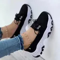 Detailopname van zwarte platform sneakers voor dames met dikke witte zolen en veters - 35 / Zwart