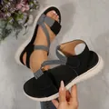 Detalle de sandalias de plataforma negras con correas elásticas a rayas y cierre de velcro - 36 / Negro