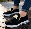 Dettaglio di sneaker platform in camoscio nero con logo M dorato e cerniera laterale. - 35 / Nero