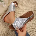 Elegante zilveren sandalen met sleehak en krokodillenmotief en strass bloem - Zilver
