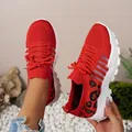 Vue détaillée de chaussures de sport en mesh rouge avec talon à imprimé léopard élégant - 36 / Rouge