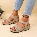 Sandalias de cuña beige vintage con punta abierta y costuras decorativas de mujer - 35 / Beige