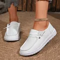 Detailopname van witte casual canvas loafers voor dames met stijlvolle gouden enkelband. - 36 / Wit
