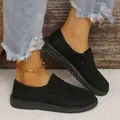 Close-up van zwarte geweven dames loafers gedragen met jeans en een gouden enkelband. - 36 / Zwart