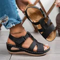 Sandali con zeppa neri da donna con design traforato e cinturini regolabili in velcro - Nero