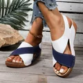 Vue détaillée des sandales compensées pour femmes avec design bicolore et plateforme - Blanc Bleu
