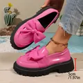 Modische rosa Lackleder-Loafer mit großer Schleife und einer 5 cm hohen Plateausohle - Rosa